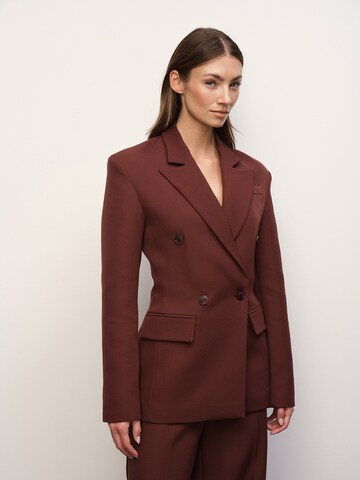 RÆRE by Lorena Rae Blazer 'Rumi' in Braun: Vorderseite