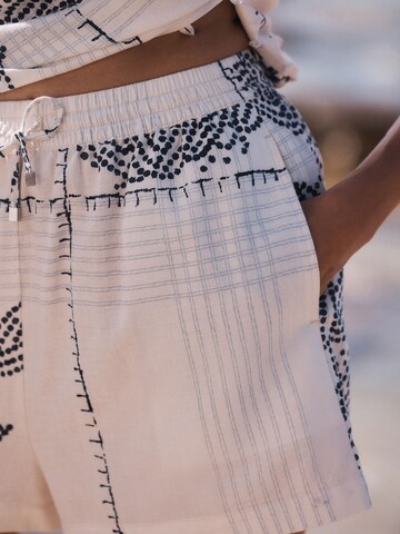 Next Regular Shorts in Weiß