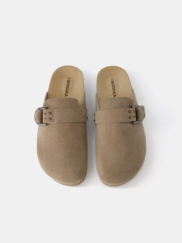 Bershka Clogs in Grau