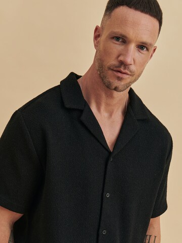 DAN FOX APPAREL - Regular Fit Camisa 'Timo' em preto