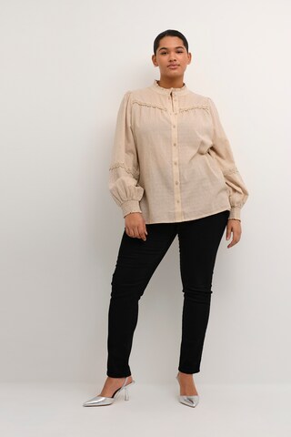 KAFFE CURVE Bluse 'Silla' i beige