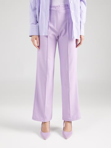 Regular Pantaloni cu dungă de la Trendyol pe mov: față