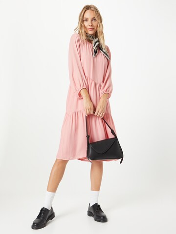 Robe 'TIIA' DRYKORN en rose