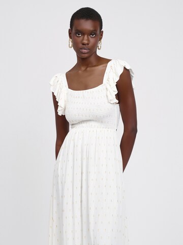 Rochie de la Influencer pe alb