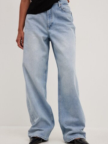 NA-KD Loosefit Jeans in Blau: Vorderseite