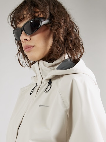 NIKE Sportjacke 'SWIFT' in Silber