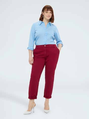 Fiorella Rubino Regular Pants in Red: front