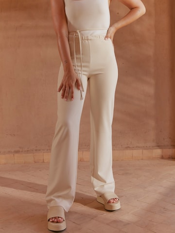 Bootcut Pantalon 'Fabia' Ema Louise x ABOUT YOU en beige : devant