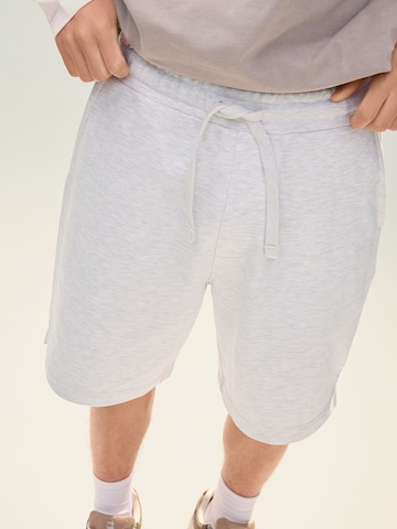 Bershka Loose fit Trousers in Grey