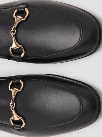 Chaussure basse 'Liso' MANGO en noir