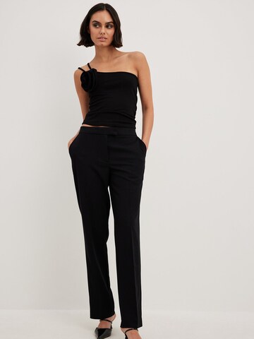 NA-KD Regular Bügelfaltenhose in Schwarz