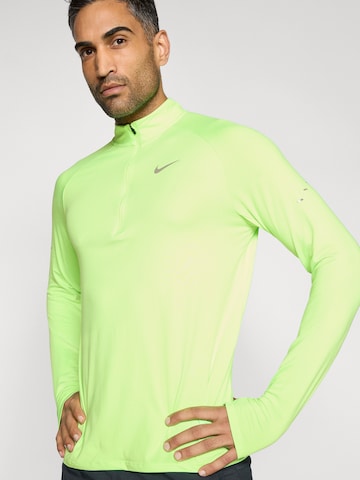NIKE Функционална тениска 'STRIDE' в зелено