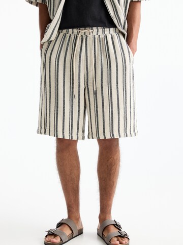Pull&Bear Loose fit Pants in White: front