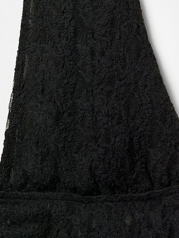 Top de la Pull&Bear pe negru