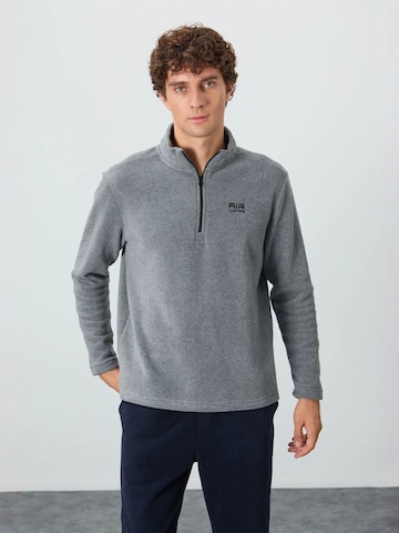 Tommy Life Sweater in Grey: front