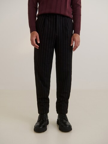Guido Maria Kretschmer Men Tapered Bandplooibroek 'Theo' in Zwart: voorkant