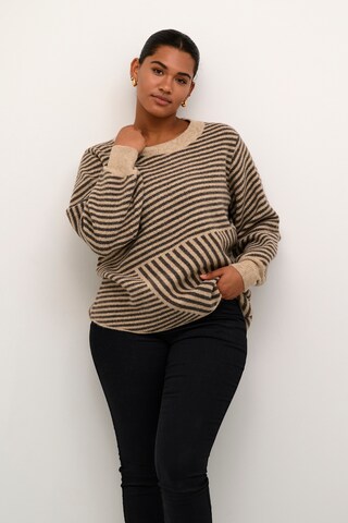 Pull-over 'Verina' KAFFE CURVE en marron : devant