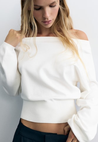 Pulover de la Pull&Bear pe bej: față