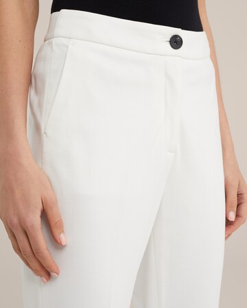 WE Fashion - Bootcut Pantalón de pinzas en blanco
