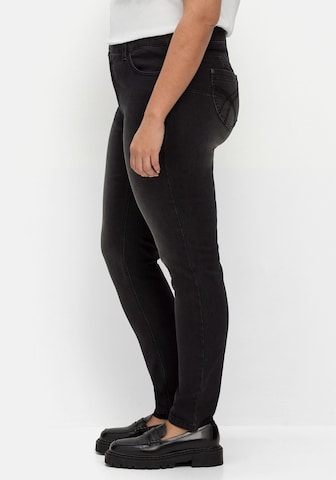 SHEEGO Skinny Jeans in Schwarz