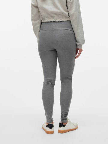 Skinny Leggings di MAMALICIOUS in grigio