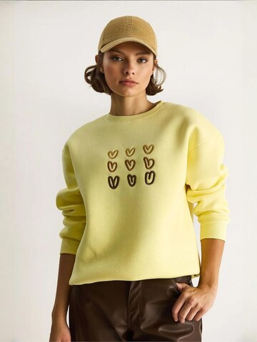 Felpa di Bianco Lucci in giallo: frontale