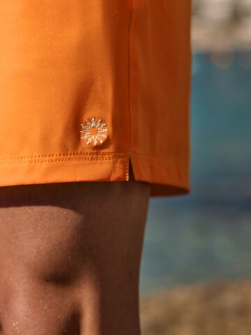Next - Bermudas 'Motion-Flex' en naranja