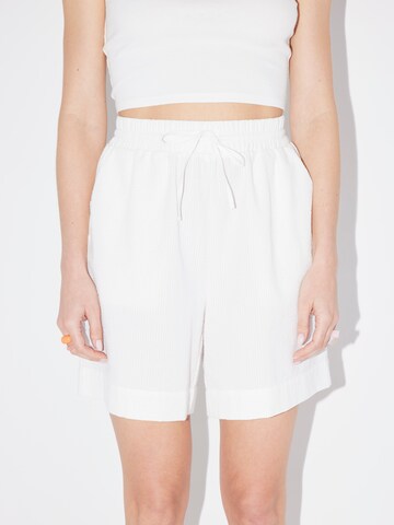 Loosefit Pantalon 'Hallgard' LeGer by Lena Gercke en blanc : devant