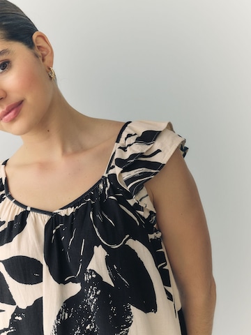 Rochie de vară de la Next pe alb