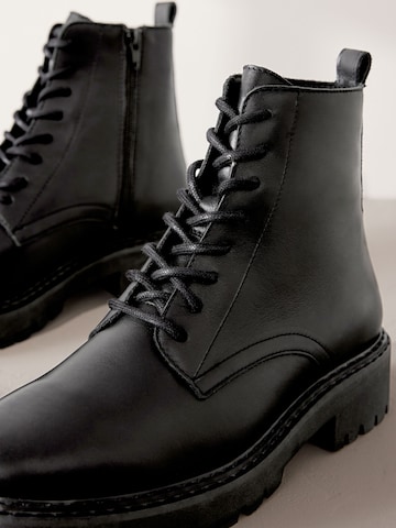 Next - Botines con cordones en negro