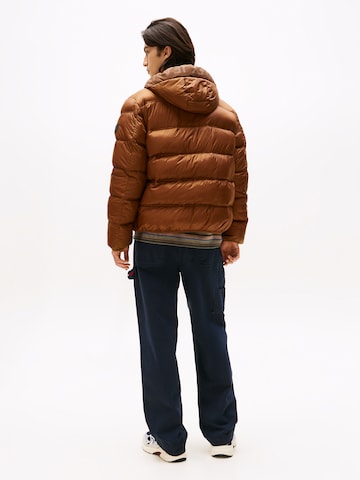 Tommy Jeans - Chaqueta de entretiempo en marrón