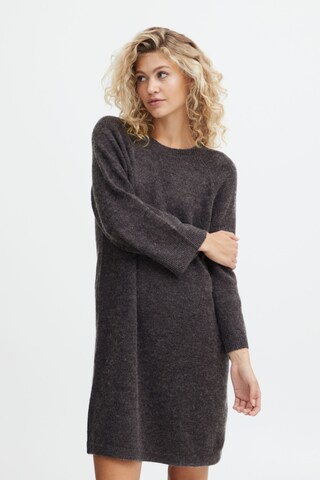 b.young Strickkleid in Braun: Vorderseite