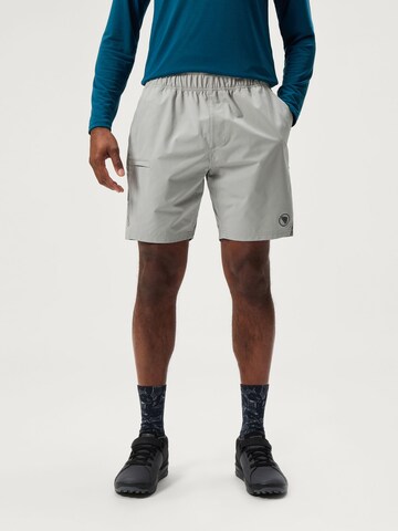 ENDURA Regular Sportshorts 'LOOP' in Grau: Vorderseite