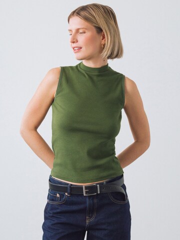 Top di Honest Basics in verde: frontale
