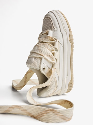 Sneaker low de la Bershka pe alb