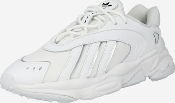 ADIDAS ORIGINALS Rövid szárú sportcipők 'Oztral' - fehér: elől