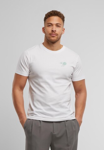 T-Shirt 'Chasing Aces Smiling Faces' Mister Tee en blanc : devant