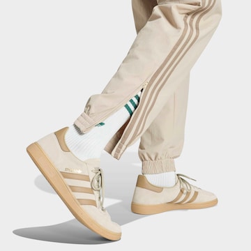 ADIDAS ORIGINALS Tapered Παντελόνι 'Firebird' σε μπεζ