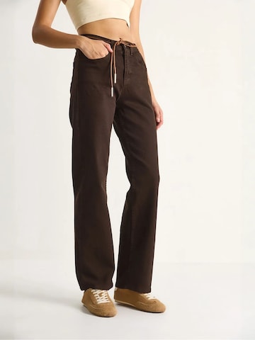 Bianco Lucci Regular Broek in Bruin: voorkant