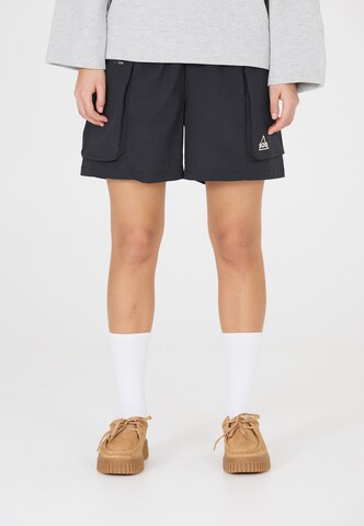 SOS Regular Shorts 'Mayon' in Schwarz: Vorderseite