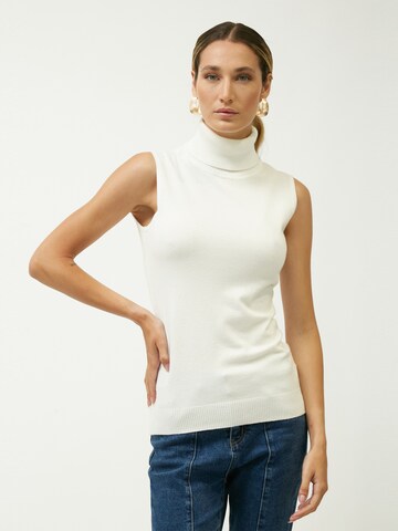 Influencer Knitted top in White: front