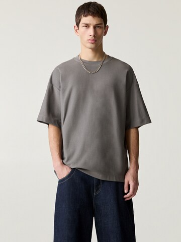 Tricou de la Pull&Bear pe gri: față