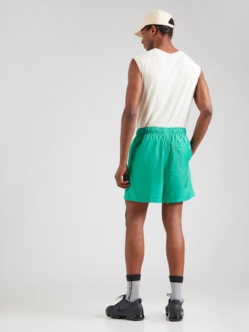 Nike SportswearLoosefit Hlače 'CLUB' - zelena boja