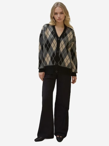 Hiccup Strickjacke in Schwarz: Vorderseite