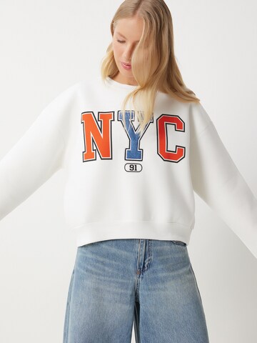 Happiness İstanbul Sweatshirt in Beige: voorkant