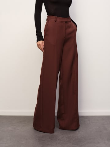 RÆRE by Lorena Rae - Loosefit Pantalón de pinzas 'Elektra' en marrón: frente