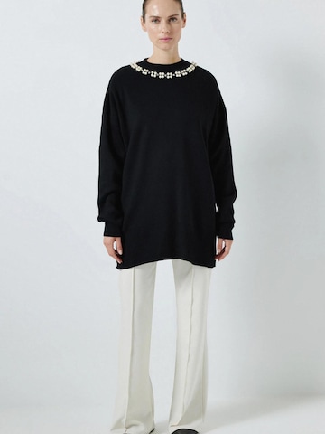 Pull-over 'Sweater With Pearl Collar' Touché Privé en noir