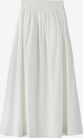 Bershka Skirt in White: front