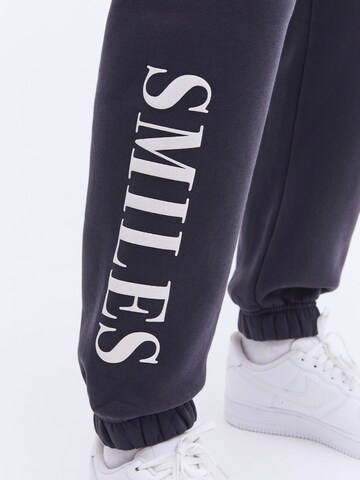 Tapered Pantaloni 'Jarno' de la Smiles pe albastru