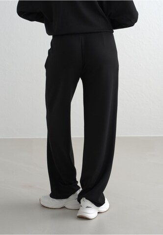 Regular Pantaloni de la Aim'n pe negru